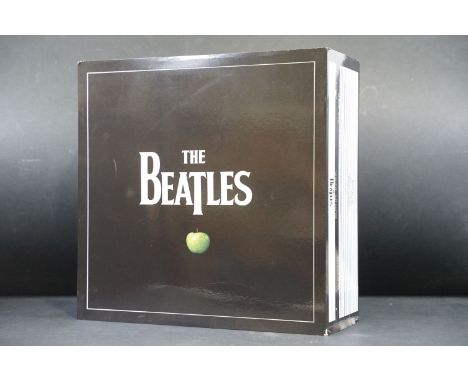 Vinyl - The Beatles - The 13 Studio Recordings and Past Masters remastered in stereo box set (Apple Records – 5099963380910) 