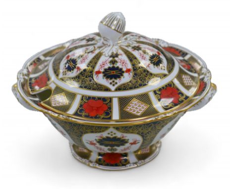 A Royal Crown Derby Old Imari pattern 1128 soup tureen, of second quality, with acorn finial to its lid, 31.5 by 30 by 24cm h