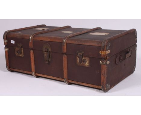 A good 20th century canvas and wooden strap steamer trunk suitcase with brass latches and hinged centre H30 W83 D50 cm