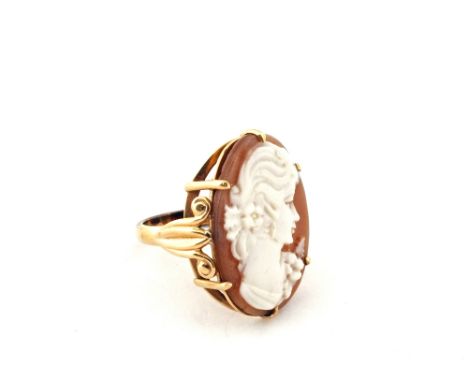 A 9ct Gold cameo ring, size M