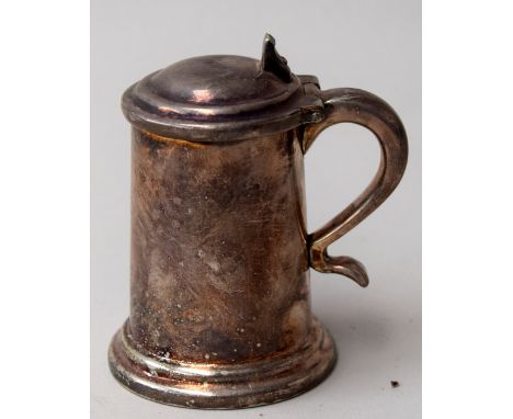 An early 20th century silver plated Dunhill 'Bumper' lighter in the shape of a tankard, 7cmH (af)