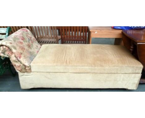 A vintage chaise longue with hidden compartment, upholstered in beige velvet and on casters (af)