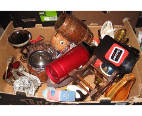 Tray of assorted items to include: miniature coopered barrel with copper banding; Vicci vintage compact; National Westminster