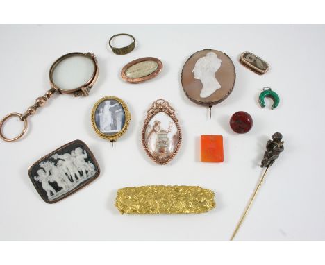 A QUANTITY OF JEWELLERY including a hardstone cameo brooch, depicting a classical scene, a Victorian gold pendant, the centre