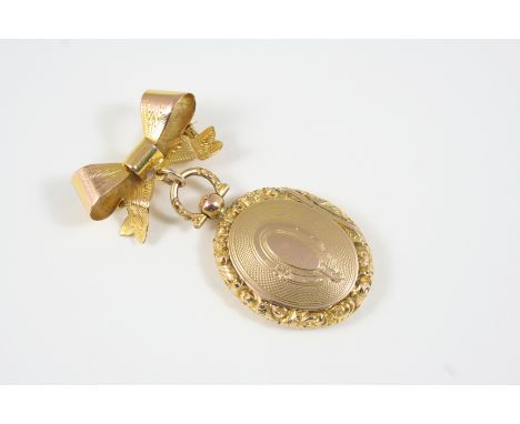 A LATE VICTORIAN GOLD LOCKET the oval-shaped locket engraved with engine-turned and floral decoration, locket compartment to 