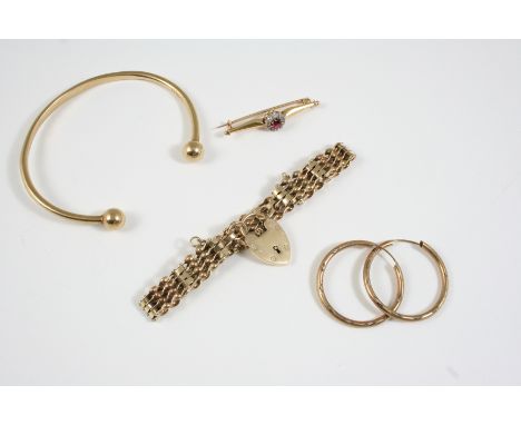 A 9CT. GOLD GATE LINK BRACELET with padlock clasp, 12 grams, together with a ruby and diamond cluster brooch, a 9ct. gold ban