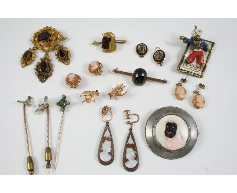 A QUANTITY OF JEWELLERY including a Victorian garnet pendant, a cabochon garnet brooch, a pair of micromosaic earrings, a pai