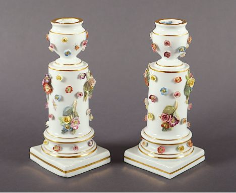 PAAR EINFLAMMIGE LEUCHTER, farbig staffierte und plastisch aufgelegte Blüten (min.best.), Goldränderung, H 14, MEISSEN, E.19.