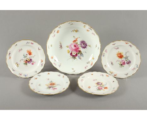 VIER DESSERTTELLER UND EINE SCHALE, farbig gemalt Blumenbukett, Streublumen und Insekten, Goldrand (ber.), Dm 24,5/17, MEISSE