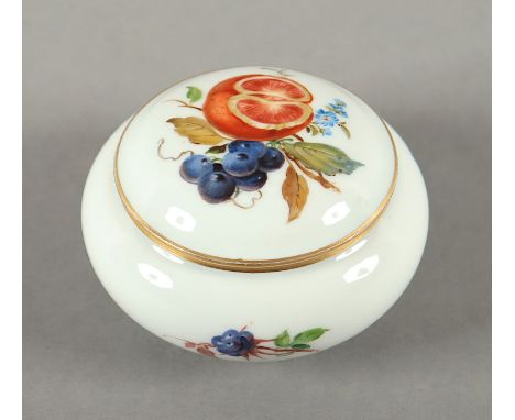 DOSE, farbig gemalter Früchte- und Blumendekor, Goldrand, Dm 7,5, MEISSEN, 20.Jh.