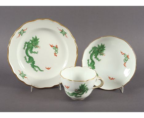 GEDECK, Form Neuer Ausschnitt, Asthenkel, gemalter Dekor Grüner Mingdrache, H Tasse 6,5, MEISSEN, 20.Jh.