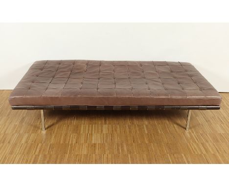 BARCELONA DAYBED, Metall, verchromt, Holz, braunes Leder, leicht fleckig, H 42, B 103, L 202, Entwurf 1930 Ludwig MIES VAN DE