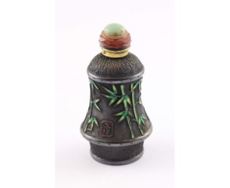 SILBERNES SNUFF BOTTLE, vergoldeter Mündungsring, auf der Wandung im Relief und grün emailliert Bambus und Siegel in Rot, Sto
