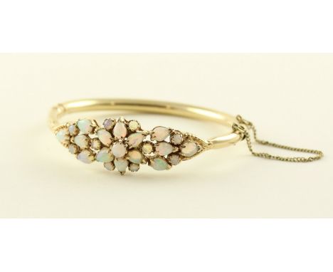 OPAL-ARMREIF, 585/ooo Gelbgold, ovaler Reif, besetzt mit Vollopalen und Opaltropfen, Innendurchmesser 6, 22,0g