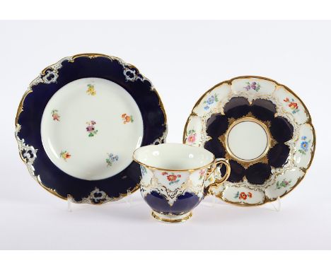 PRUNK-GEDECK, B-Form, königsblau und gold staffiert, farbig gemalte Streublumen, H Tasse 7,5, minst.ber., MEISSEN, 1924-34