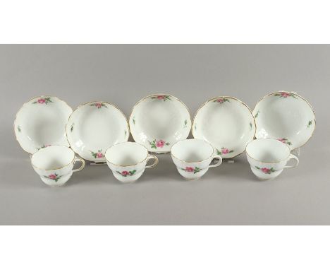 VIER TASSEN MIT FÜNF UNTERTASSEN, Form Neuer Ausschnitt, Marseille-Relief, Dekor Rote Rose, Goldstaffage und -rand, H Tasse 6