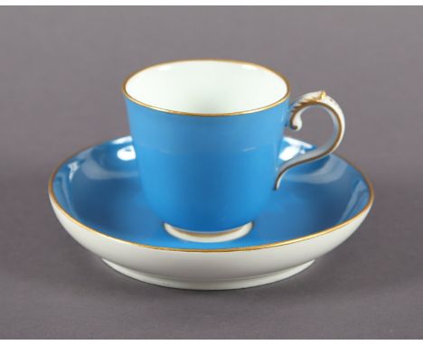 MOCCATASSE MIT UNTERTASSE, blau glasiert, Goldstaffage und -rand, H Tasse 5,2, MEISSEN, um 1900