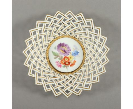 KLEINE KORBSCHALE, im Spiegel farbig gemalte Blumen, Goldstaffage und -rand, Dm 15,5, MEISSEN, E.19.Jh.