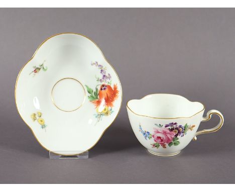 TASSE MIT UNTERTASSE, Vierpassform, farbig gemalte Blumen, Goldstaffage und -rand, H Tasse 5, MEISSEN, 1924-34