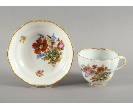TASSE MIT UNTERTASSE, Form Neuer Ausschnitt, Asthenkel, farbig und gold gemalte Blumen, Goldstaffage, H Tasse 6,5, MEISSEN, U