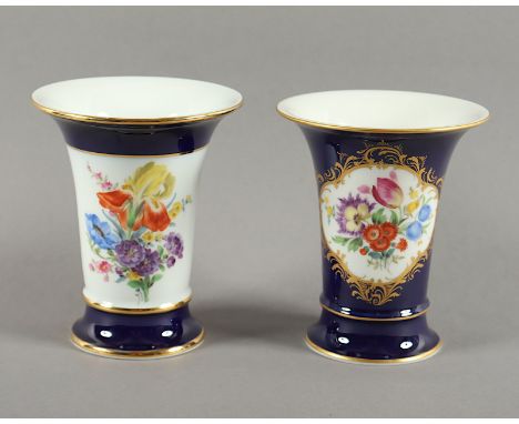 ZWEI VASEN, partiell königsblauer Fond, farbig gemalte Blumenbuketts, Goldstaffage und -rand, H 14, MEISSEN, 20.Jh.