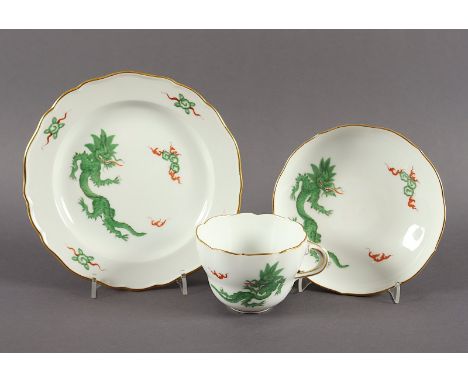 GEDECK, Form Neuer Ausschnitt, Asthenkel, gemalter Dekor Grüner Mingdrache, H Tasse 6,5, MEISSEN, 20.Jh.