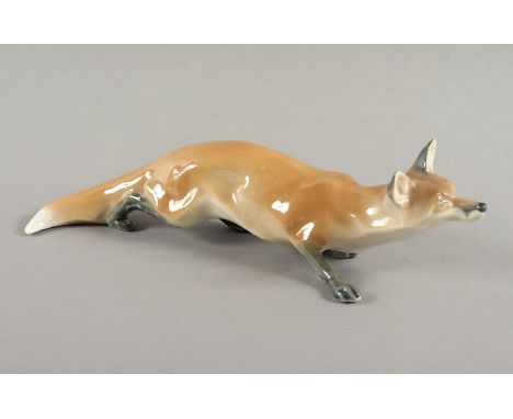 FIGUR "SCHLEICHENDER FUCHS", naturalistisch staffiert, L 25,5, min.rest., Bossierernr. 153, Malernr. 8, Modellnr. X 170, Entw