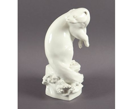 FIGUR "OTTER", H 24, am Stand rest., Bossierernr. 110, Modellnr. A 1221, Entwurf (sign.) Max ESSER von 1931, MEISSEN, 1951
