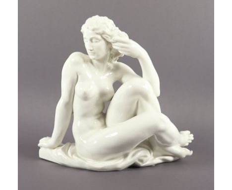 GROSSE FIGUR "SINNENDE", H 32, Bossierernr. 106, Modellnr. Q 239, Entwurf Robert ULLMANN von 1941, zwei Schleifstriche, MEISS