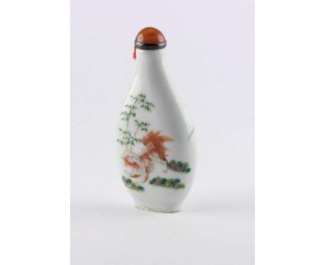 SNUFF BOTTLE, Porzellan, auf den Breitseiten in Emailfarben Tiere in Landschaft, Stopper Karneol, H 9, eisenrote Bodenmarke K