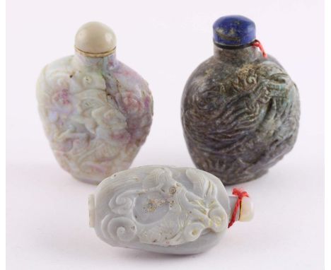 DREI SNUFF BOTTLE, Opal, variierende Formen, Größen, Farben und Dekore im flachen Relief, H bis 6, CHINA Provenienz: rheinisc