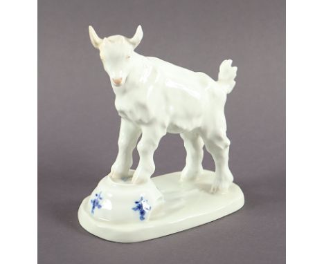 FIGUR "ZIEGENBÖCKLEIN AUF TASSE", dezent farbig und unterglasurblau staffiert, H 14,5, rest., Bossiernr. 150, Modellnr. V 107