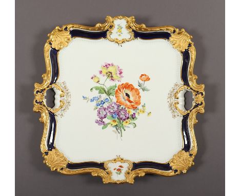 GROSSES PRUNKTABLETT, im Spiegel farbig gemaltes Blumenbukett, blau glasiertes Steigbord, reiche Goldstaffage, L 40 MEISSEN, 