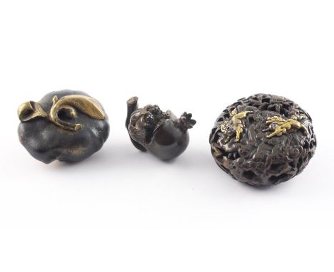 DREI NETSUKE, a) großes Manju, Holz gelackt, im durchbrochenem Relief Landschaft mit zwei Shishi aus Buntmetall (Dm 5, minst.