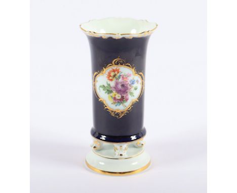 VEILCHENVASE, schauseitig auf königsblauem Grund eine goldgerahmte Vierpassreserven mit farbig gemaltem Blumenbukett, Goldsta