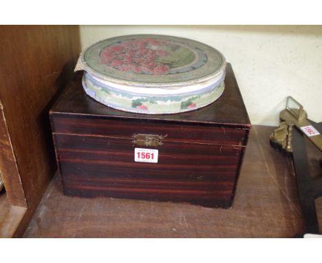 A Monopol disc playing music box, with five 7.5in discs, in faux grained box. 