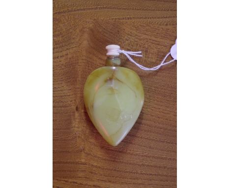 A jade snuff bottle, height including stopper 8cm. 