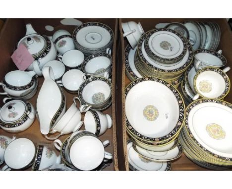 A Wedgwood Runnymede pattern tea and dinner service (2 boxes) Condition report Report by NG

Runnymede W4472

Contents:

Teap