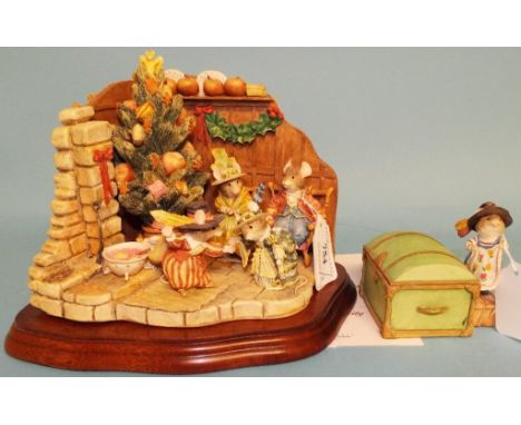 A Border Fine Arts Brambly Hedge limited edition tableau, Merry Midwinter, 346/500, B0782, and The Merry Midwinter trinket bo