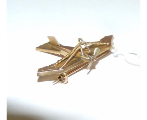 An 8ct yellow gold brooch, in the form of an aeroplane Condition report Report by NG

Approx. total weight 4.0 g.

Wing span 