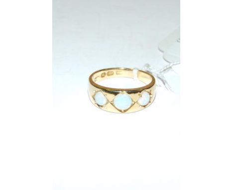 An 18ct yellow gold and three stone opal ring Condition report Report by NG

Total weight approx. 5.9 g (all in)

Approx. rin