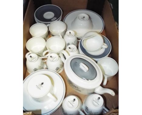 A Wedgwood Susie Cooper Glen Mist pattern tea service, including teapot and cover, milk jug and sugar bowl (box)