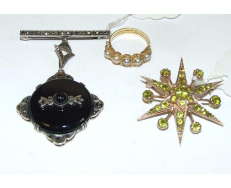 A star brooch, a pearl ring, and a marcasite fob (3) Condition report Report by NG

Star apporx. 38 mm wide. Some points with