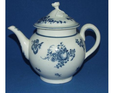 An 18th century Worcester porcelain teapot and cover, decorated fruit in underglaze blue, 17 cm high (some chips)
