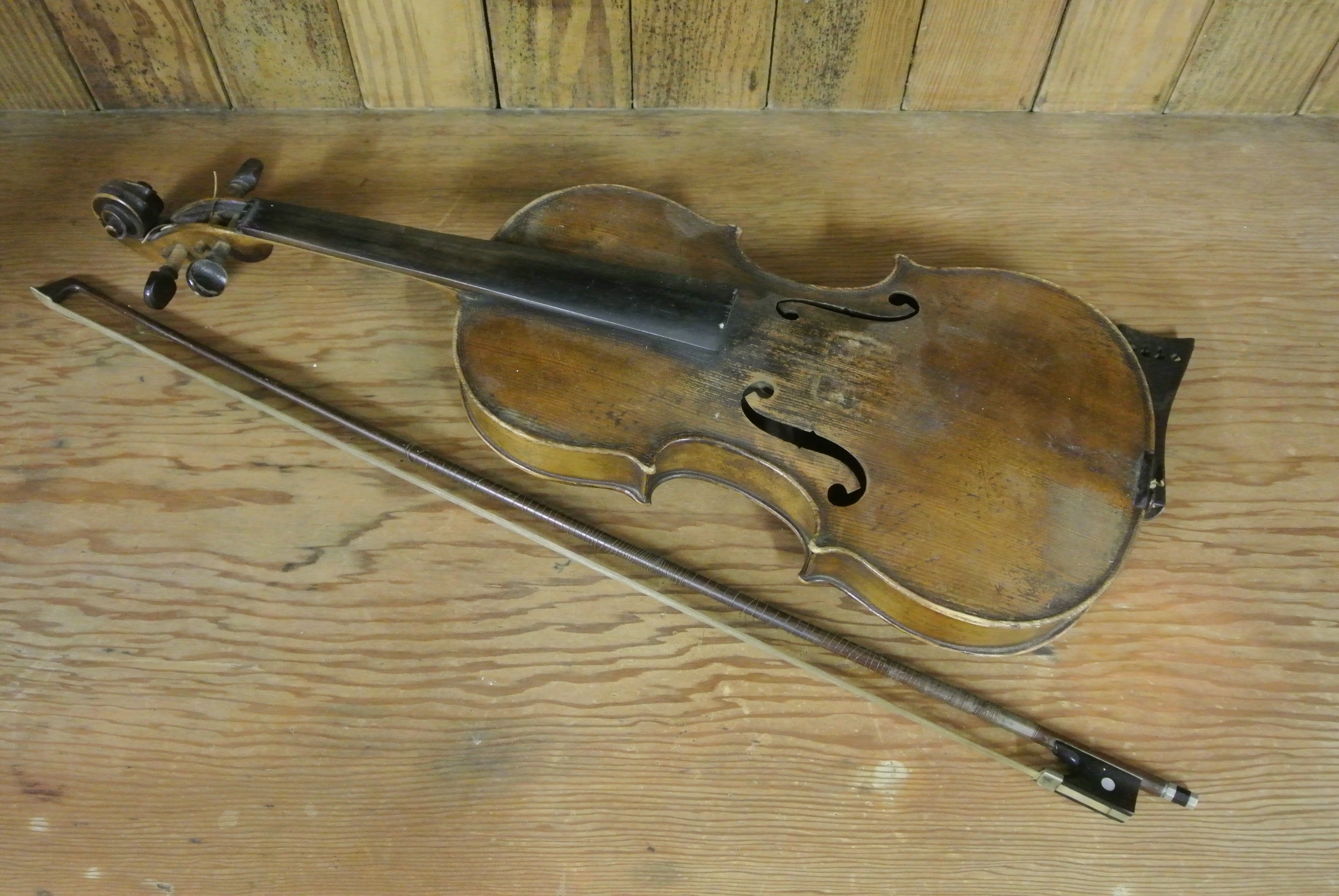 COLLECTABLES An antique Violin & bow, with interior label reading