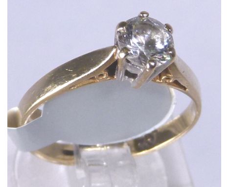 9CT SOLITAIRE RING. 9ct gold solitaire ring from Beaverbrooks, size K