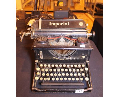 IMPERIAL TYPEWRITER. Vintage Imperial typewriter