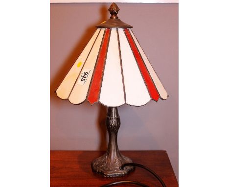 GLASS SHADED LAMP. Lamp with leaded glass shade, H: 39 cm
