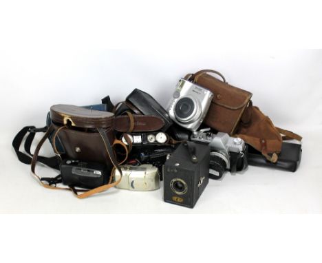 A group of cased cameras including Mamiya/Sekor 500DTL with 1:2 F=50mm lens, Kodak Retina, etc, and a pair of Prinz Prinzlux 