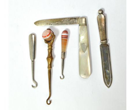 A small mixed lot comprising a silver bladed mother of pearl handled pen knife, Arthur Worral Staniforth, Sheffield 1918, a k